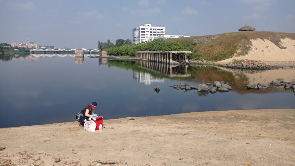 Fieldwork Adyar: Taking sediment and water samples at the river mouth of Adyar River. Picture taken by Dr. Daniel Rosado. 